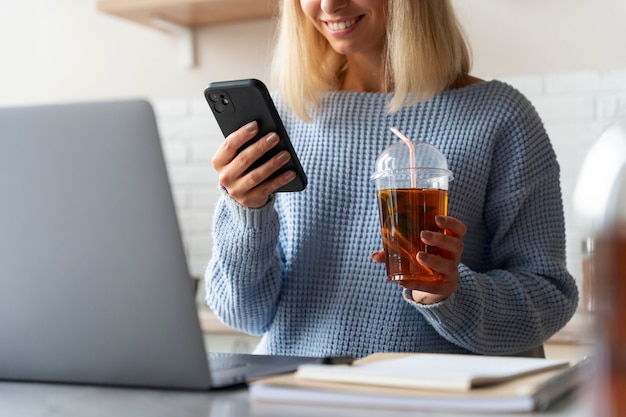 Frau, die Vorderansicht des Smartphones hält