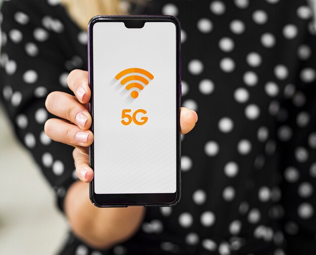Frau, die Vorderansicht des Telefons hält