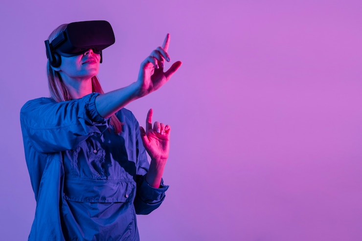 Kostenlose Foto frau, die vr brille mittlerer schuss trägt