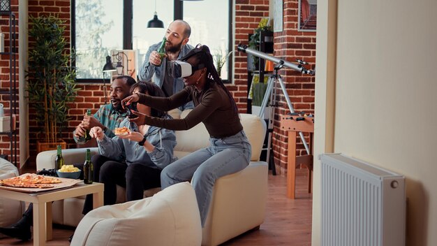 Frau, die vr-brille verwendet, um videospiele zu gewinnen, feiert mit freunden den online-sieg auf der tv-konsole. Wettbewerb spielen und gewinnen, Spaß mit dem 3D-Virtual-Reality-Headset haben.