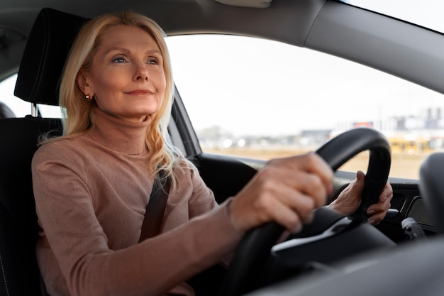 Kostenloses Foto frau, die während der führerscheinprüfung auto fährt