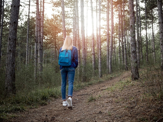 Frau, die Wald erforscht