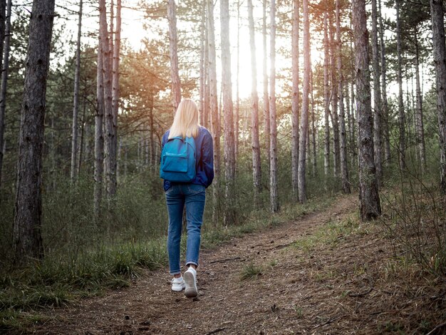 Frau, die Wald erforscht