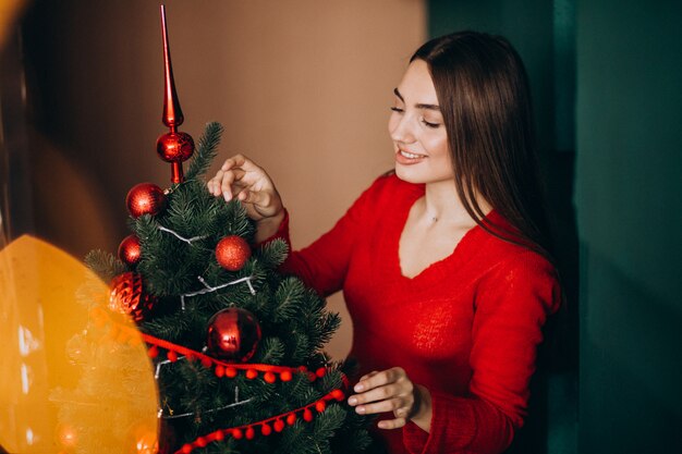 Frau, die Weihnachtsbaum auf Weihnachten verziert