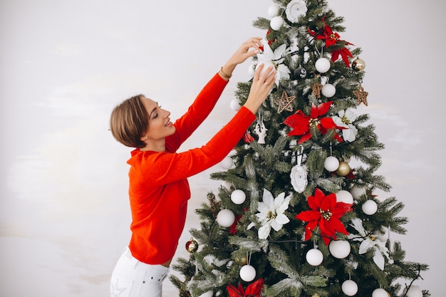 Frau, die Weihnachtsbaum verziert