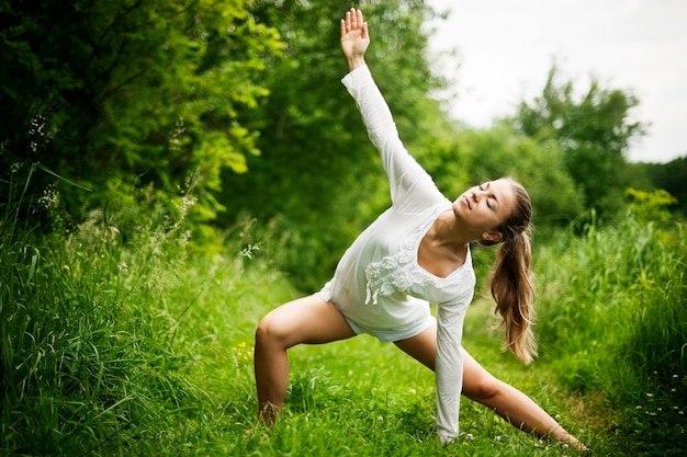 Frau, die Yoga in der Natur praktiziert