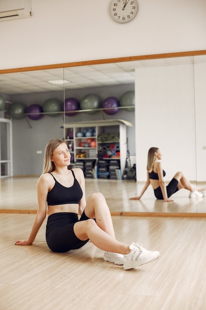 Frau, die Yoga macht. Sportlicher Lebensstil. Trainierter Körper