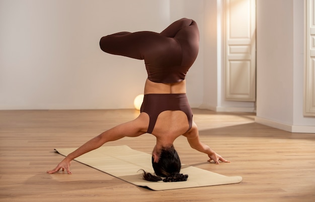 Kostenloses Foto frau, die yoga macht, um chakra zu reinigen