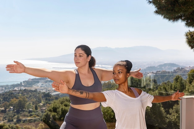 Frau, die Yoga mit mittlerem Schuss des Lehrers tut