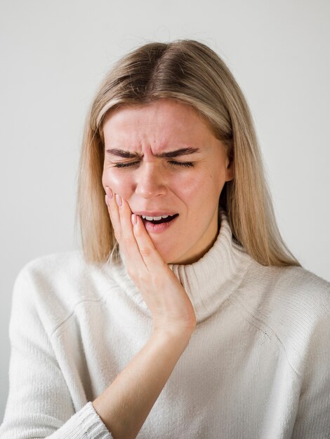 Frau, die Zahnschmerzen erfährt