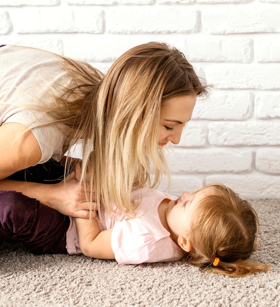 Kostenloses Foto frau, die zeit mit ihrer tochter am muttertag zu hause verbringt