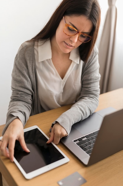 Frau, die zu Hause arbeitet