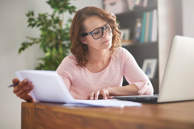 Frau, die zu Hause arbeitet