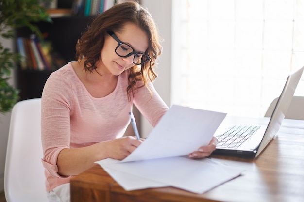 Frau, die zu Hause arbeitet