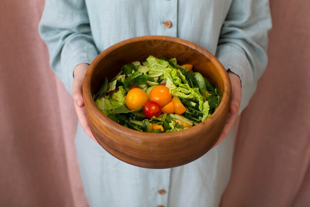 Kostenloses Foto frau, die zu hause etwas gesundes essen kocht