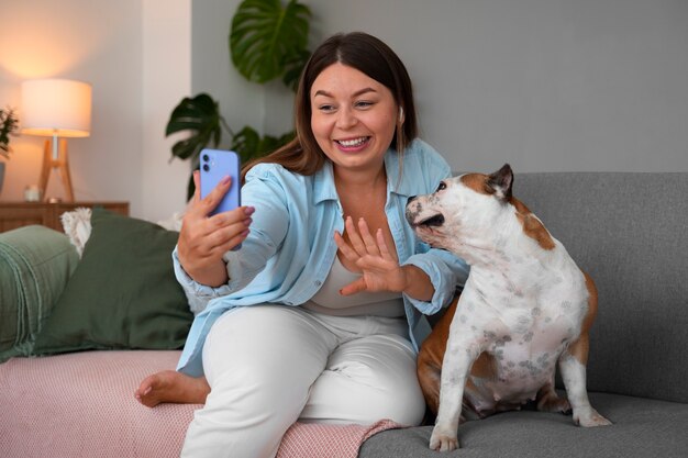 Frau, die zu Hause mit einem Smartphone einen Videoanruf macht
