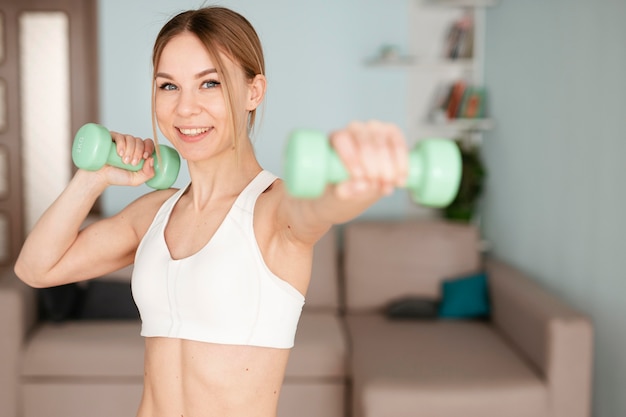 Kostenloses Foto frau, die zu hause sport treibt