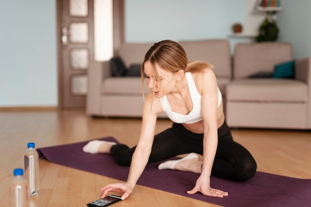 Frau, die zu Hause Sport treibt