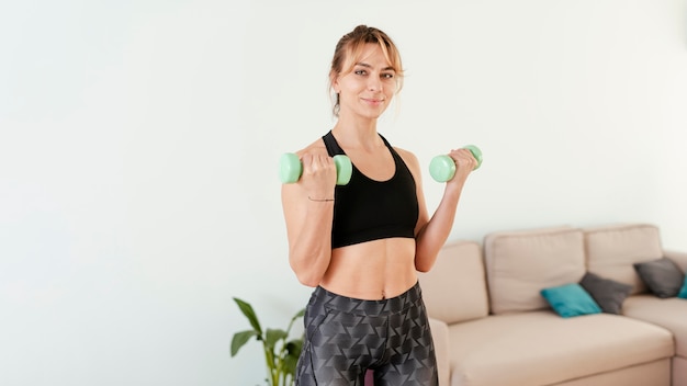 Kostenloses Foto frau, die zu hause sport treibt