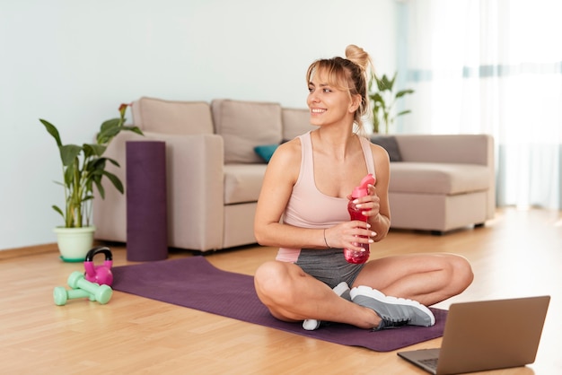 Frau, die zu Hause Sport treibt