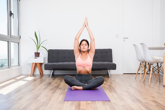 Frau, die zu Hause Yoga tut