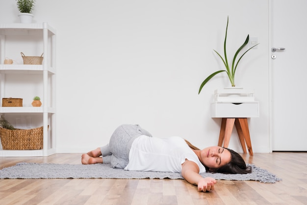 Frau, die zu Hause Yoga tut