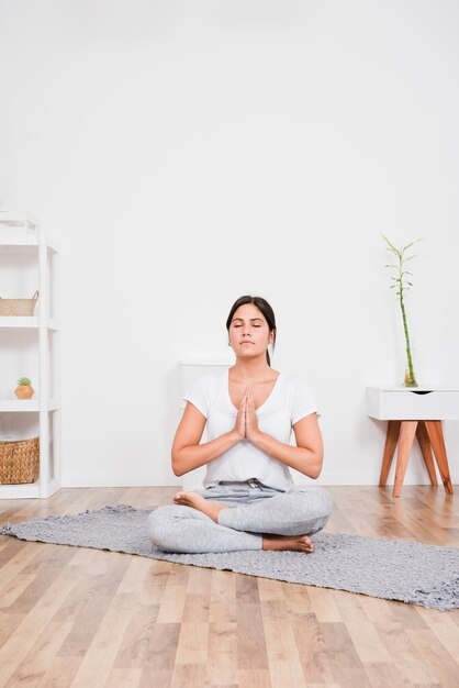 Frau, die zu Hause Yoga tut