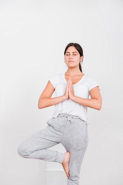 Frau, die zu Hause Yoga tut