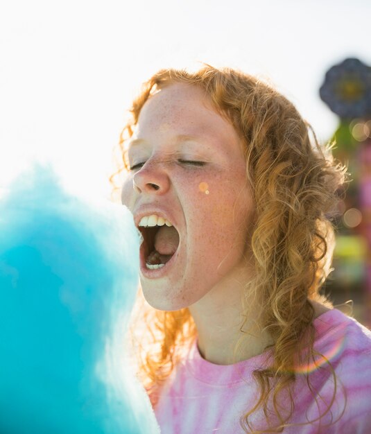 Frau, die Zuckerwattennahaufnahme isst