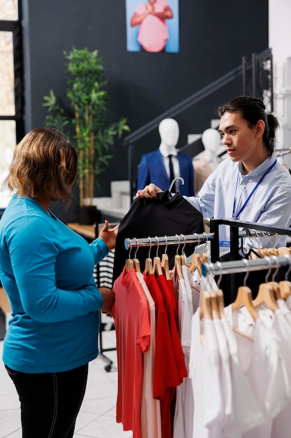 Kostenloses Foto frau diskutiert outfit-material