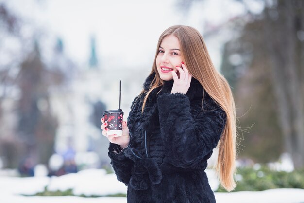 Frau draußen im Winter