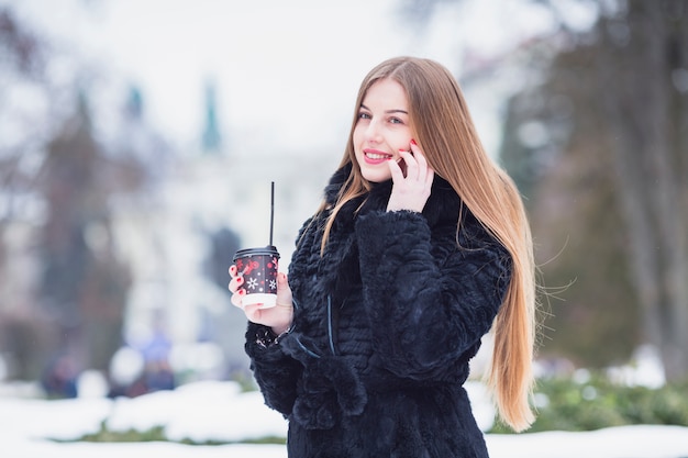 Frau draußen im Winter