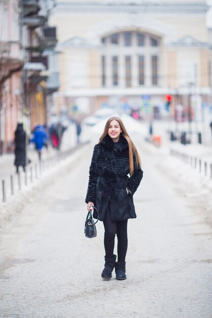 Frau draußen im Winter