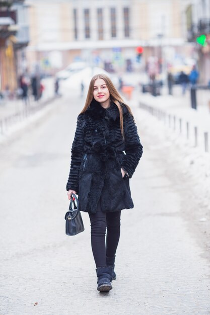 Frau draußen im Winter
