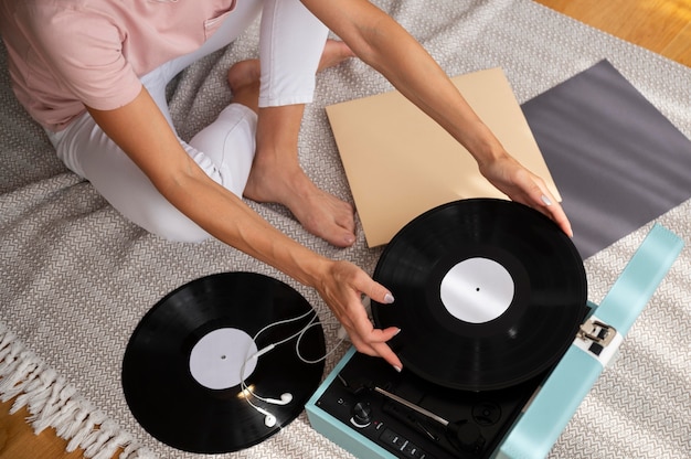 Kostenloses Foto frau entspannt sich beim musikhören zu hause