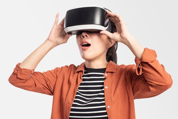 Frau erlebt VR-Unterhaltungstechnologie
