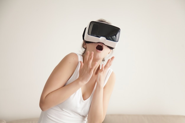 Frau erschrocken mit realistischer virtueller Simulation