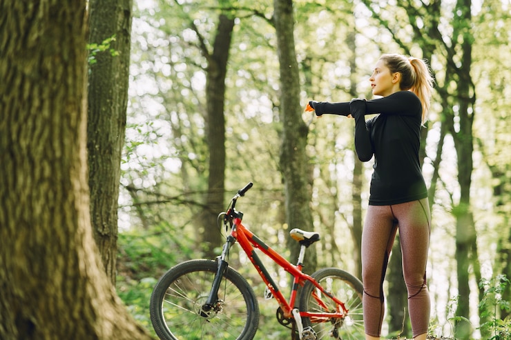 Kostenlose Foto frau fährt ein mountainbike im wald