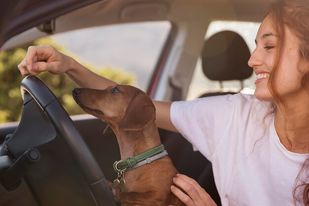 Kostenloses Foto frau fährt mit hund hautnah