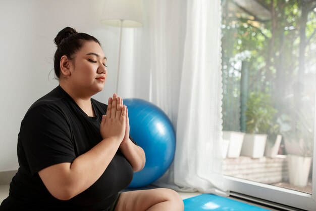 Frau folgt Online-Fitnesstrainer