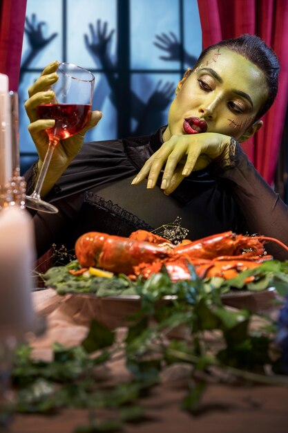 Frau Frankenstein mit Food Front View