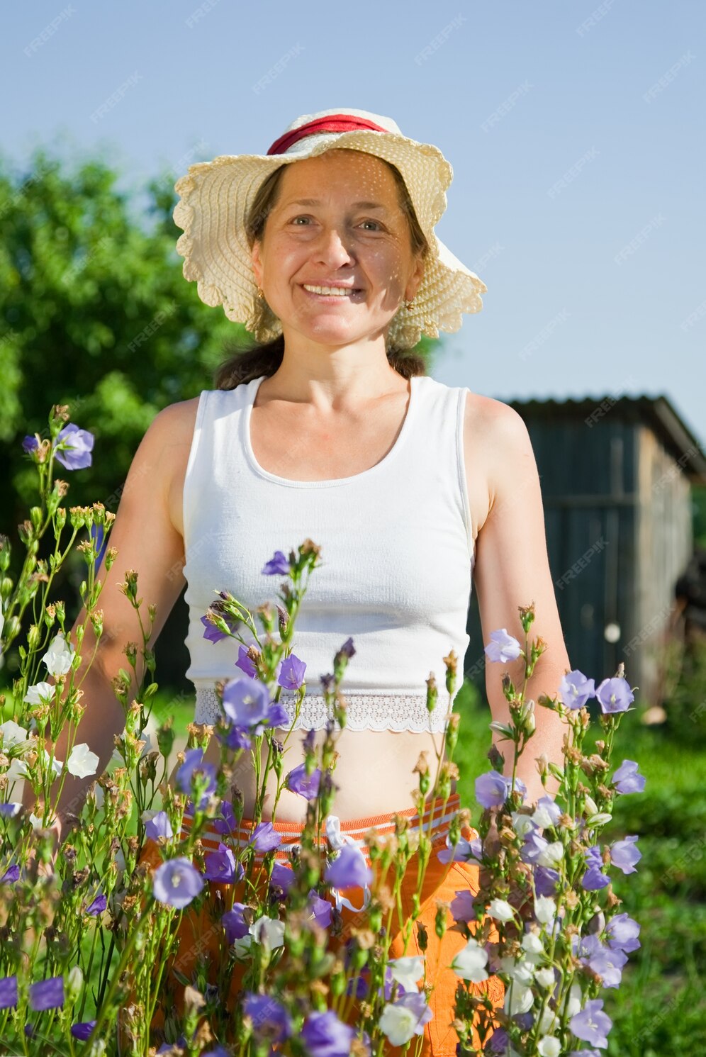 Frau gärtner mit glockenblume Kostenlose Foto
