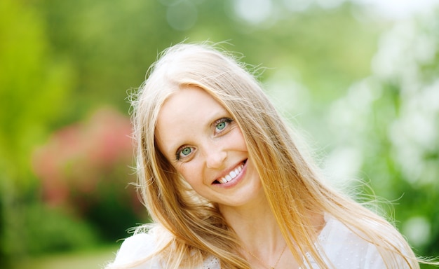 Frau gegen Natur Hintergrund