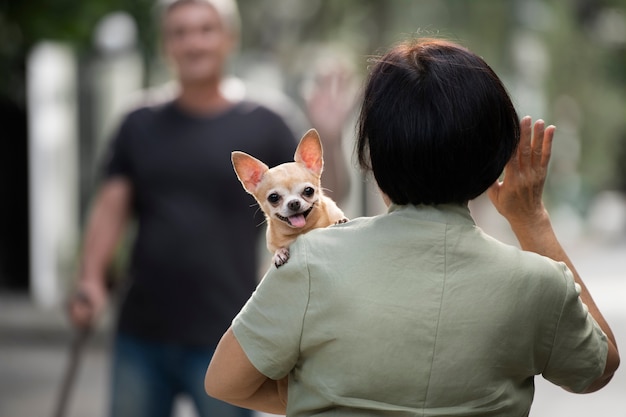 Kostenloses Foto frau geht mit ihrem hund spazieren