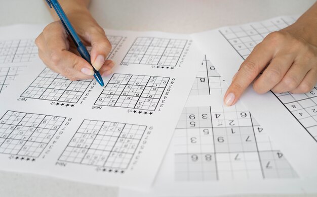 Frau genießt allein ein Sudoku-Spiel