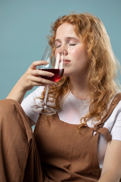 Kostenloses Foto frau genießt ein glas rotwein