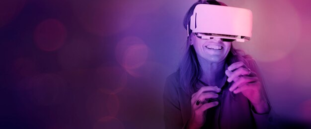 Frau genießt ein VR-Headset