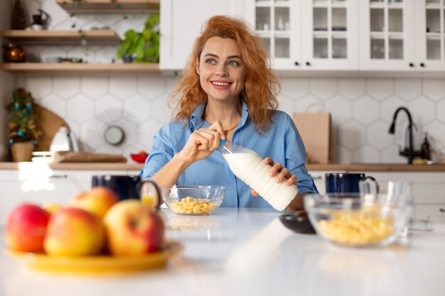 Frau genießt ihr Frühstück