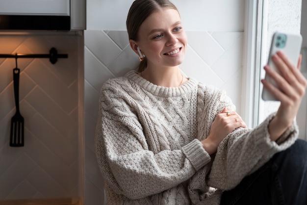 Kostenloses Foto frau genießt ihr virtuelles date