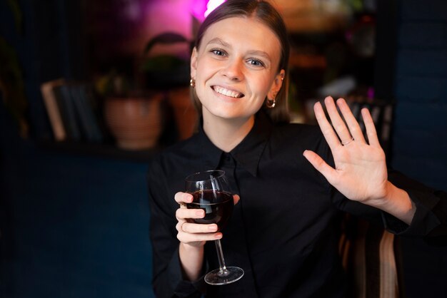 Kostenloses Foto frau genießt ihr virtuelles date